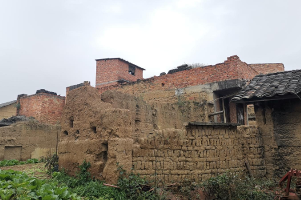 云南姐妹俩被妹妹前夫刺死,感情问题就非得拨刀相向吗?