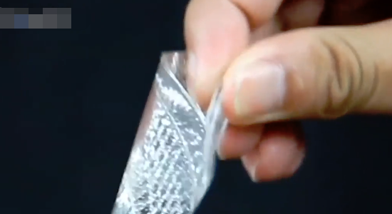 鞋子后跟怎么贴