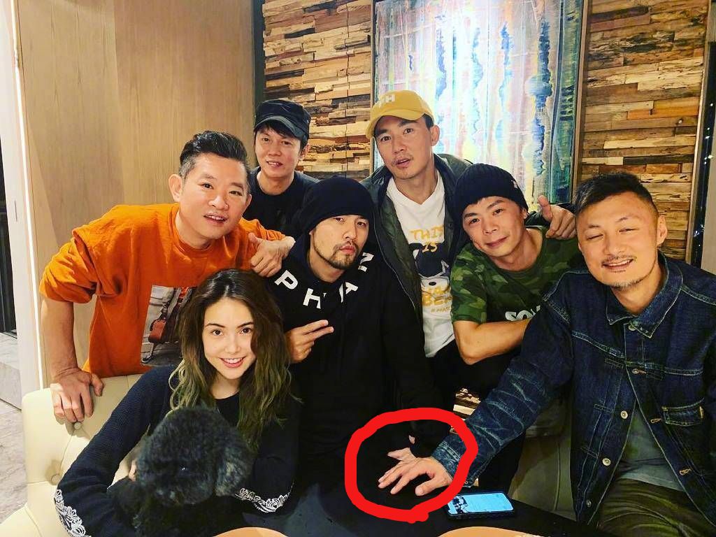 为什么余文乐的眼睛一大一小,这是什么原因导致的?