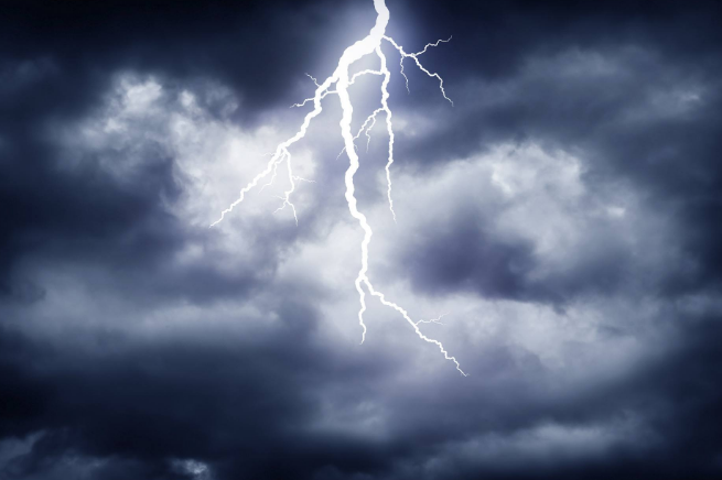 美国新人说完誓词闪电立马劈下来,为何新郎继续淡定宣誓?