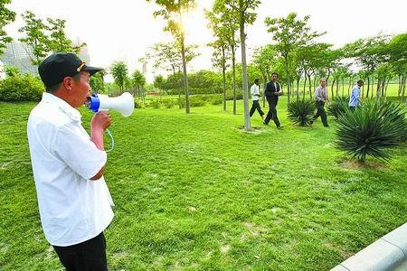 如何看待内蒙古培养耐踩草坪,标语为欢迎踩踏这件事?