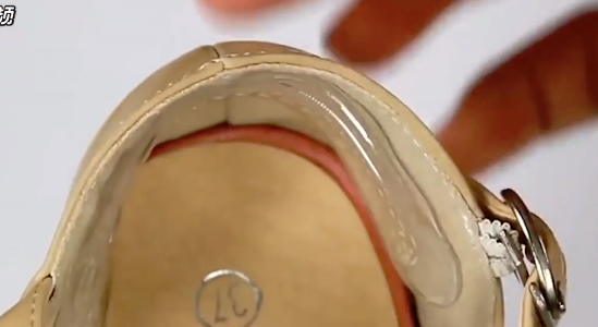 鞋子后跟怎么贴