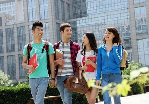 想知道大学有校服吗?