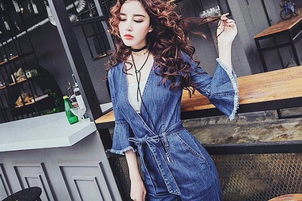 弱弱问一句,女生穿着连衣裤咋上厕所?