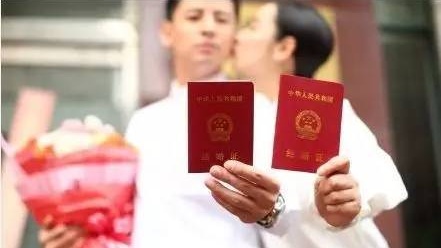 情侣520熬夜11小时第一个领证，熬夜领证真的有必要吗？