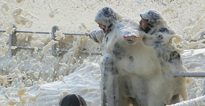 南非巨浪竟被强风吹成泡沫，这风有多强？