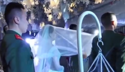 退伍老兵踢正步为军嫂盖头纱,他们这么做的目的是什么?