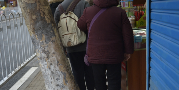 贵州出现最窄人行道，城管局对此有何回应？