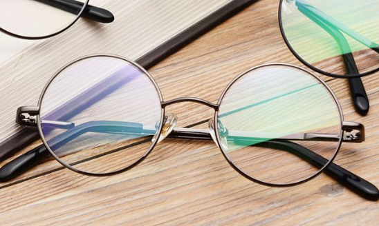 近视了戴眼镜好还是不戴好?
