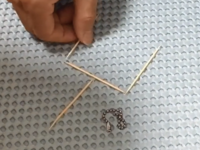 怎么样移动两根牙签。不动糖。使糖出来外面 牙签造型不变?