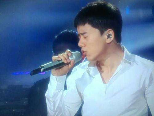 张杰在唱歌时耳返燃断了,耳返的作用是什么?