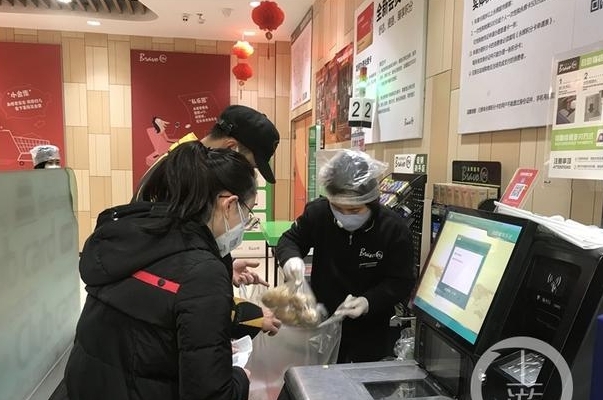 重庆一女子为讨加班费维权10年,期间经历了哪些困难?