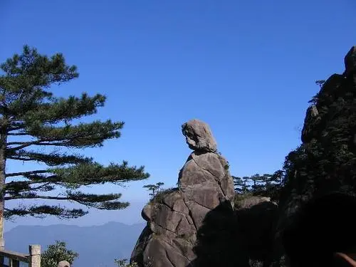横看成岭侧成峰,写的是哪座山?