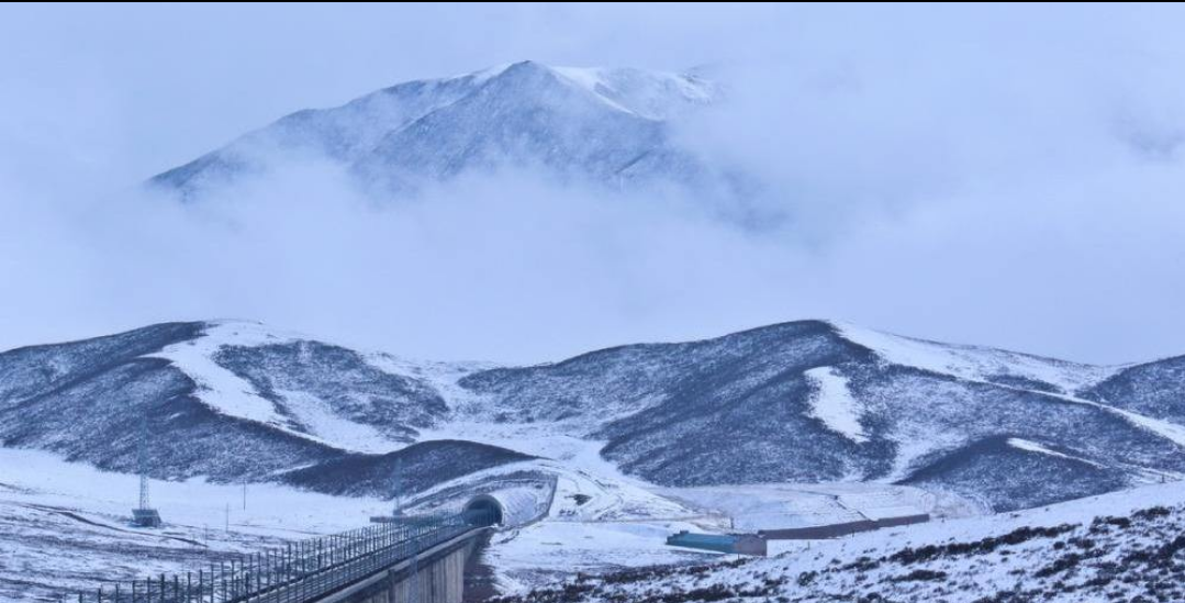 国庆假期青海祁连山降雪，当地部门采取了哪些应急措施？