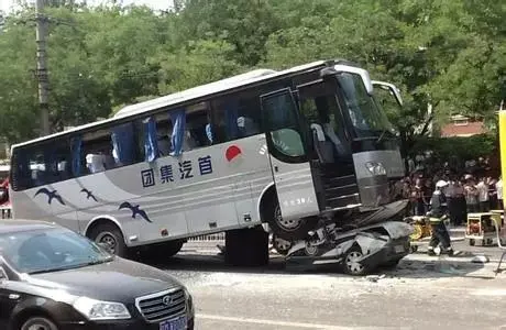 甘肃载63人大巴高速侧翻,已致13人死,如何避免类似事故?