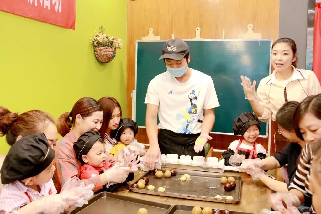 幼儿园中秋节做月饼亲子活动开场主持词及流程?