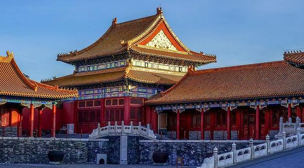 故宫建于哪个朝代？