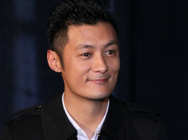 为什么余文乐的眼睛一大一小，这是什么原因导致的？