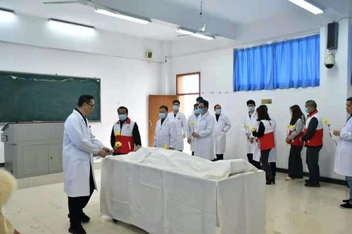 31岁医生去世后遗体捐献母校，这是对母校的一种回馈吗？