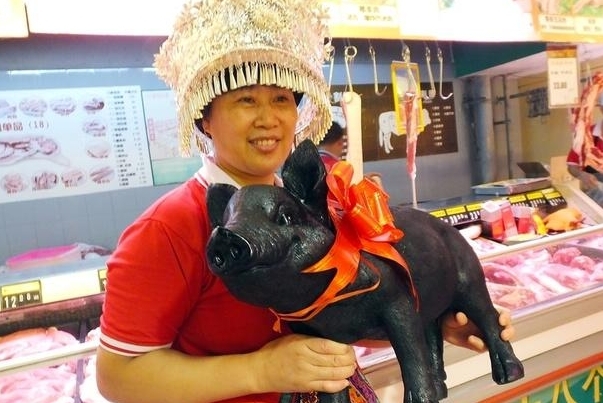 重庆一女子为讨加班费维权10年,期间经历了哪些困难?