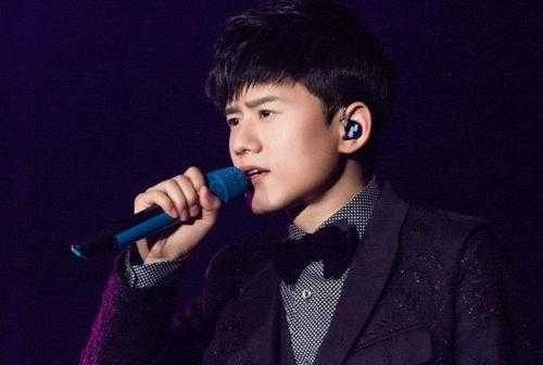 张杰在唱歌时耳返燃断了,耳返的作用是什么?