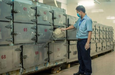 遗体在医院太平间被人错领火化,你觉得医院该不该负责?