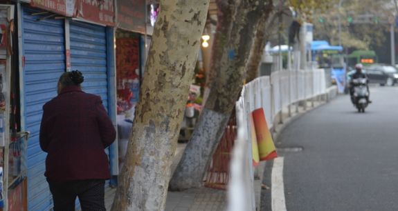 贵州出现最窄人行道,城管局对此有何回应?