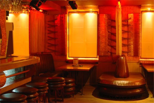 六旬大爷把公厕布置成KTV，家属对此有何表示？