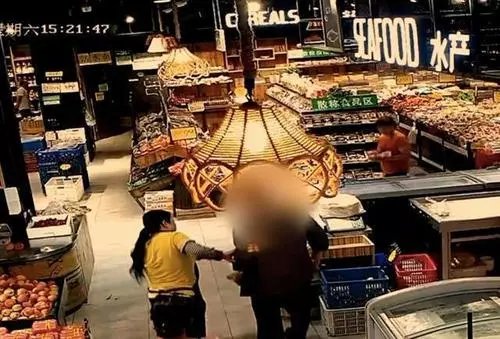 老人超市拿鸡蛋被拦猝死案始末曝光，具体有什么细节？