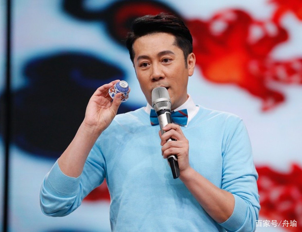 55岁蔡国庆老婆首露面,长相颜值惹争议,他们当初是如何结缘的?