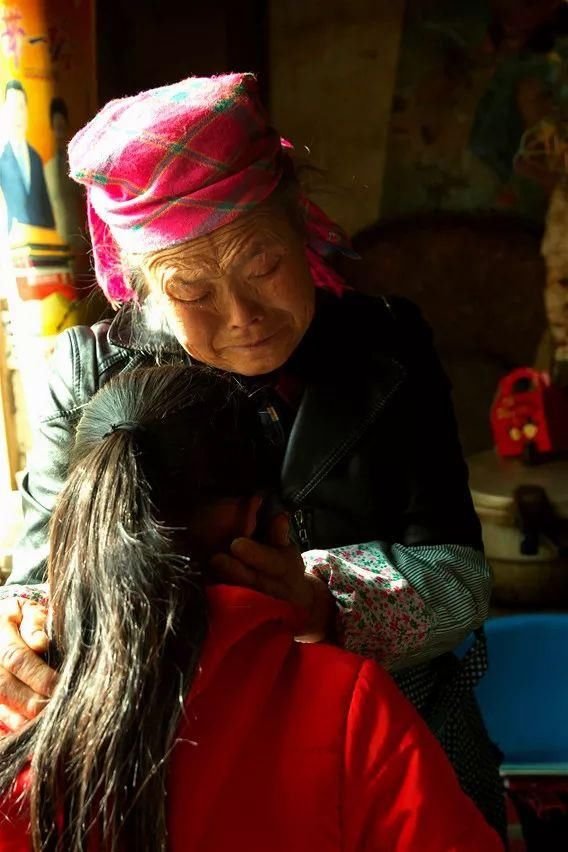 重庆一外婆认出暴瘦孙女后眼泛泪光，你对这一幕有何感触？