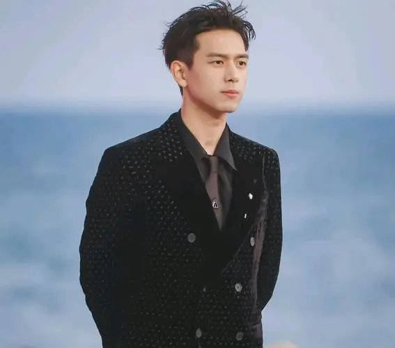 李现说自己只有49个粉丝，否认是内娱顶流，他究竟有多低调？