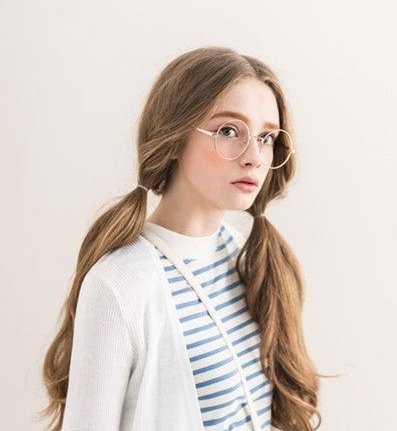 头发染什么颜色才显得皮肤白一点？