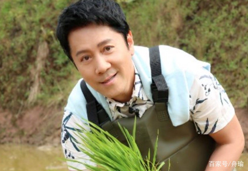 55岁蔡国庆老婆首露面,长相颜值惹争议,他们当初是如何结缘的?