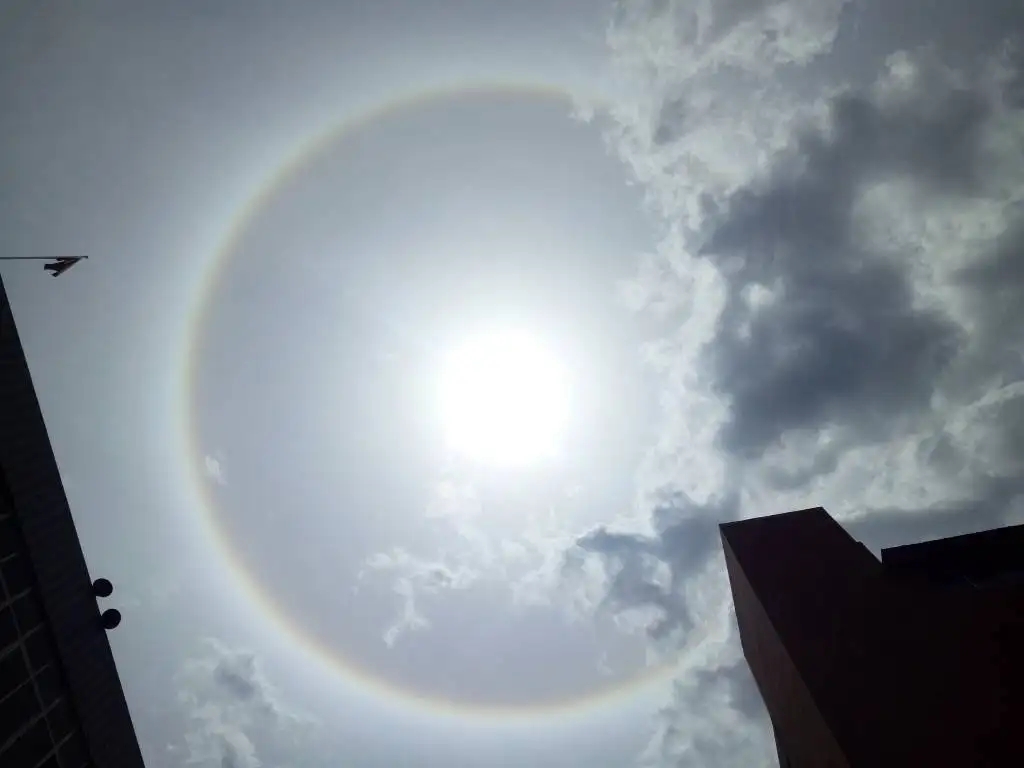 四川多地现日晕奇观，太阳自带七彩光环，哪些区域清晰可见？