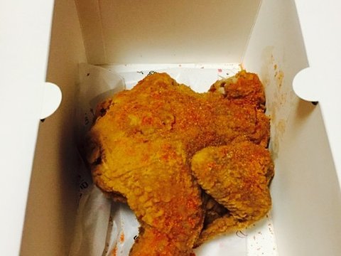 福州的叫了个鸡门店发现老鼠屎和蜘蛛网，你如何看待此事？