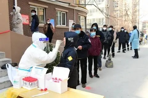 曝上海一小区居民自行采样核酸，相关部门对此作何回应？