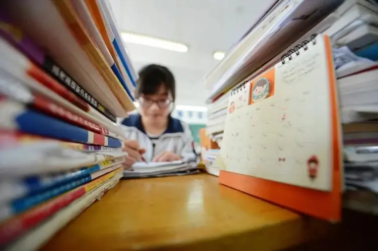 山东82岁老人参加高考,与老伴并肩回家,这位老人为何参加高考?