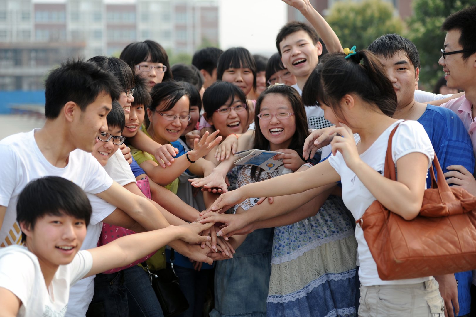 委员建议高考可以让学生选择性考试，这个建议现实吗？