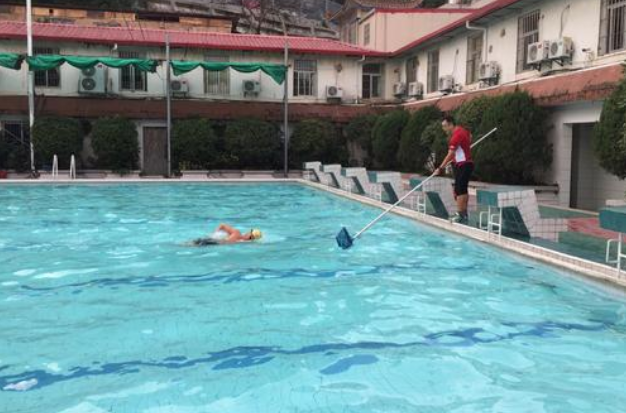 情侣吵架扔金饰进泳池，要求泳管放水找回合理吗？