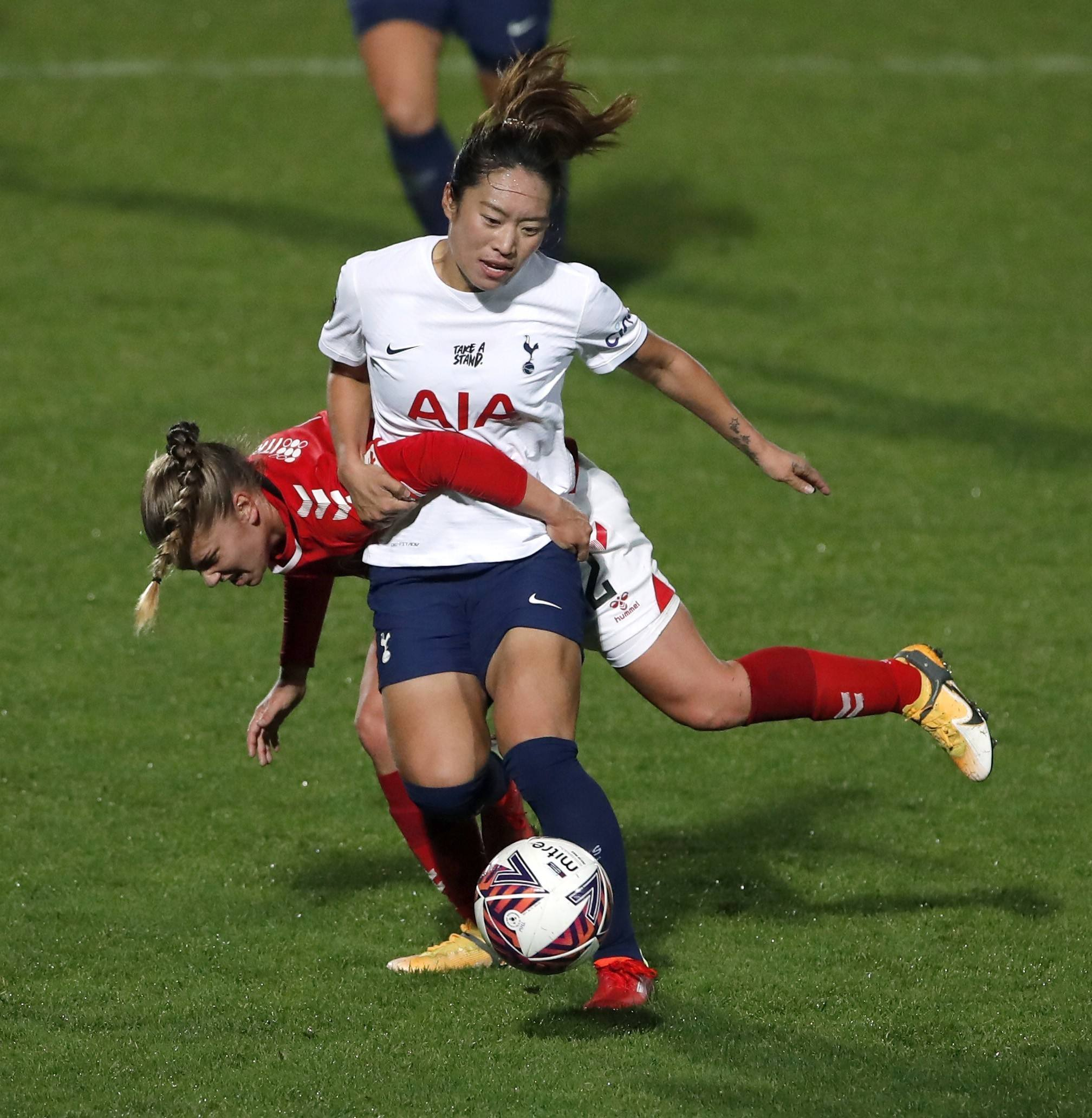 女足姑娘问能不能送我们冰墩墩，该不该多给女足姑娘们一些奖励？