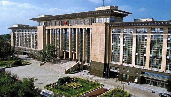 在我国，地方各级人民法院对什么负责