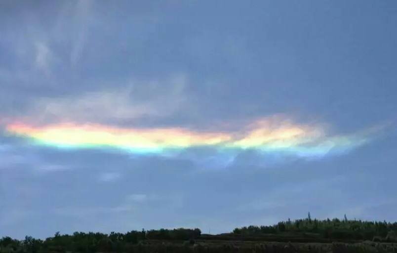 青海地震前1秒强光闪耀地平线，持续一两秒钟，产生地光的原因是什么？