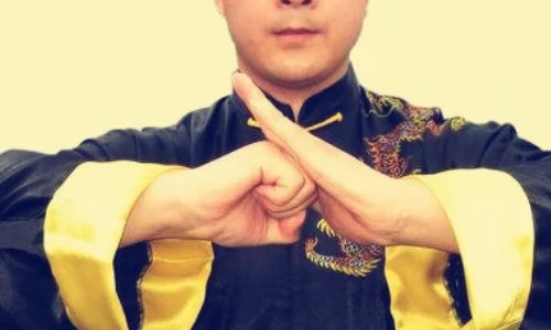 抱拳礼的正确手势是什么样的？