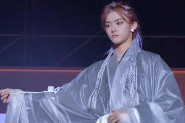 杭州西湖国风节演员掉下舞台后有受伤吗？