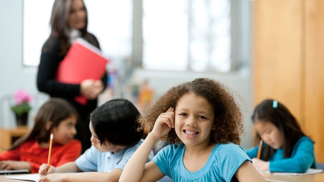 深圳中小学拟延后两小时放学是因为什么?