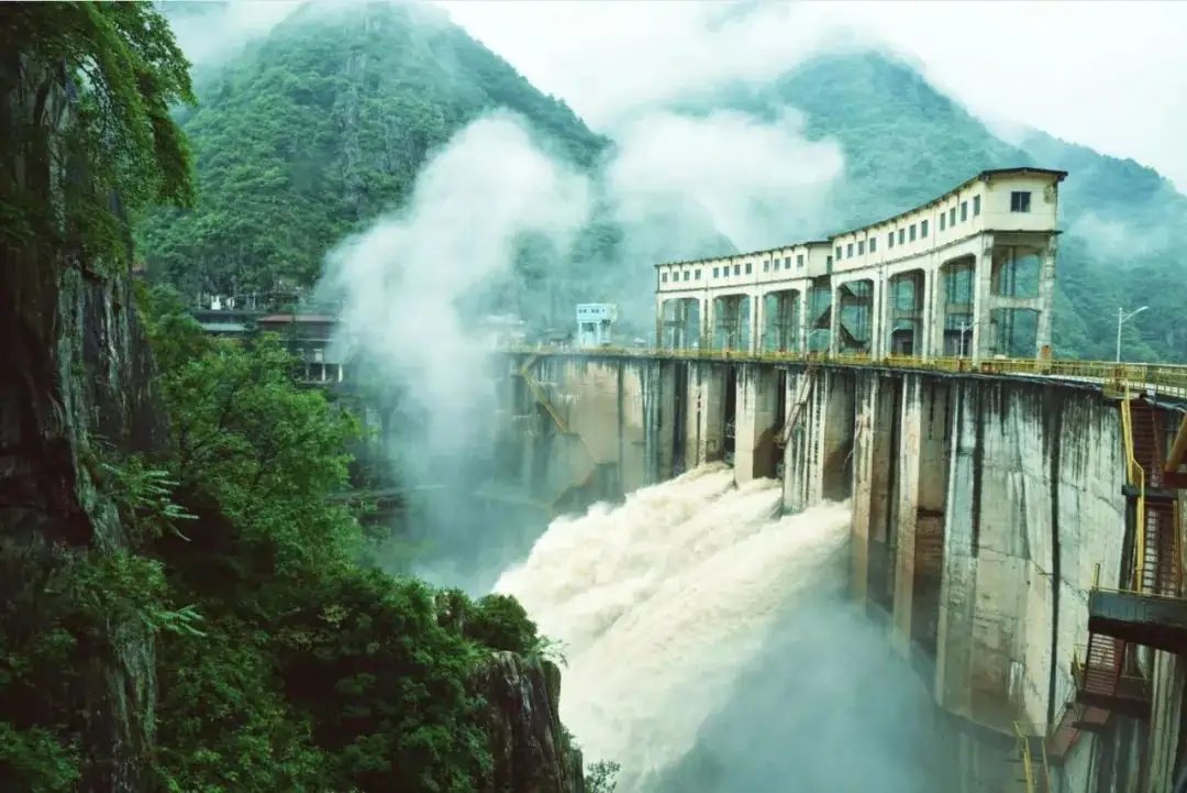 巴基斯坦石坝开闸泄洪似电影特效,一旁大爷却淡定围观!不会有危险吗?