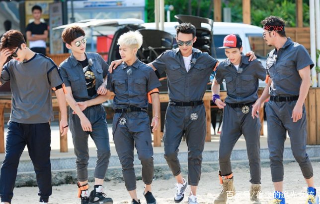 王嘉尔回复白敬亭我爱你，小白表白回去，却专门艾特两兄弟见证，你怎么看？