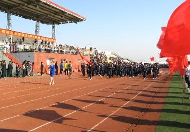 高校规定男老师不系领带罚200元，这样的规定合理吗？