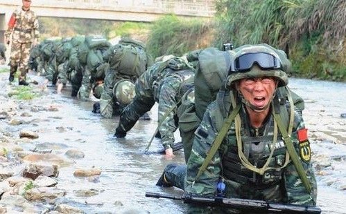 成都特警基地内的网红打卡地火了,特警训练有多辛苦?